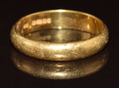 A 22ct gold wedding band / ring, 4.7g, size N