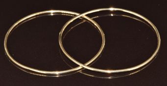 Two 9k gold bangles, 15.2g, 6.5cm