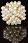 A 9ct gold ring set with freshwater pearls, c1960s, 5.7g, M