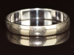 A 9ct white gold wedding band / ring, 1.3g, size M