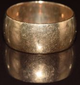 A 9ct gold wedding band / ring, 7.8g, size U