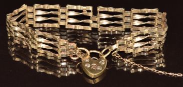 A 9ct gold gate bracelet with 9ct gold heart padlock clasp, 9.1g, 17cm