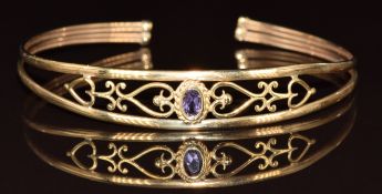 A 9ct gold bangle set with an oval cut amethyst, 5g