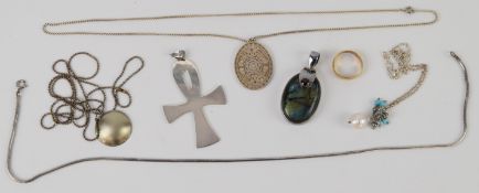 A collection of jewellery including 9ct gold wedding band/ ring (3.4g, size T), silver Ankh pendant,