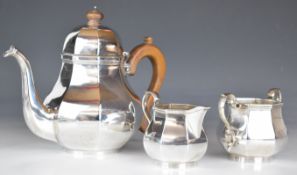 Goldsmiths & SIlversmiths Company Ltd George V hallmarked silver three piece tea set of bulbous