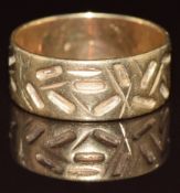 A 9ct gold wedding band / ring with impressed decoration, 5.3g, size U