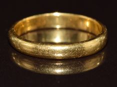 A 22ct gold wedding band / ring, 3.2g, size I