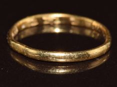 A 22ct gold wedding band / ring, 1.7g, size L