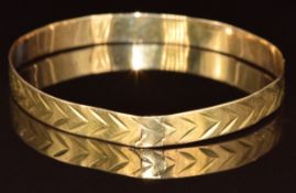An 18k gold bangle with cut out decoration (damaged), 10.7g