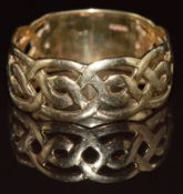 A 9ct gold ring in a Celtic design, 5.9g, size 4