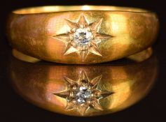Edwardian 18ct gold ring set with a diamond in a star setting, Chester 1907, 3.9g, size Q