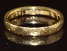 An 18ct gold wedding band / ring, 3.1g, size L