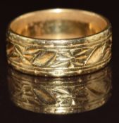 An 18ct gold wedding band / ring with cut out floral decoration, 6.9g, size M