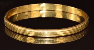 A 22ct gold bangle with ridged decoration, 13.2g, 6cm