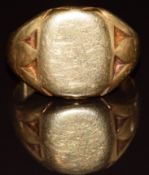An 18ct gold signet ring, Birmingham 1918, 7.2g, size K