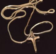 A 9ct gold cross pendant with textured detail (3.1cm) on a 9ct gold chain, 9g, 60cm