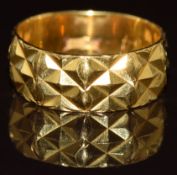 A 22ct gold wedding band / ring with cut out decoration, 4.7g, size I