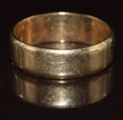 A 9ct gold wedding band / ring, 3.5g, size P