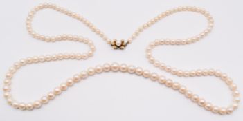 A single strand of cultured pearls, the 14k gold clasp set with a pearl, 53.6g, 90cm
