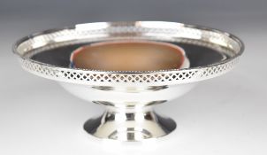 Walker & Hall Art Deco hallmarked silver pedestal bowl or dish with pierced rim, Sheffield 1936,