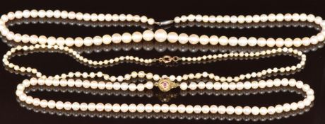 A single strand of cultured pearls, the 9ct gold clasp set with rubies (34cm), a single strand of
