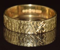 An 18ct gold wedding band / ring with engraved decoration, 5.7g, size Y