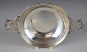 George VI hallmarked silver quaich with Celtic or similar decoration to the handles, London 1945,