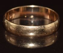 An 18ct gold wedding band / ring, 2.5g, size N