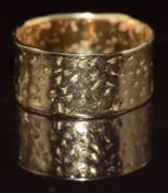 A 9ct gold wedding band / ring with textured decoration, 3.7g, size M