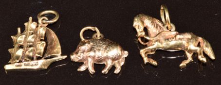 Three 9ct gold charms, a horse, ship and pig, 7.1g