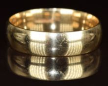 A 9ct gold wedding band / ring, 4.9g, size X