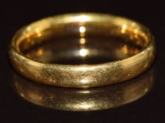 A 22ct gold wedding band / ring, 3.8g, size K