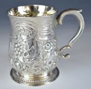 Georgian hallmarked silver half pint baluster tankard with embossed decoration, London 1756, maker