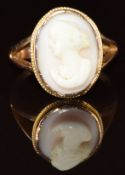 A 9ct gold ring set with a cameo, 3g, size L