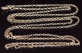 A c1910 9ct gold guard chain made up of oval links, 26.6g, 130cm