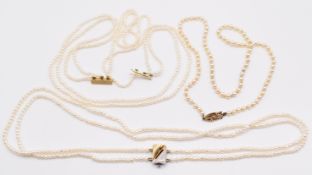 A double strand of cultured pearls with 14ct gold bi-coloured clasp, single strand of cultured