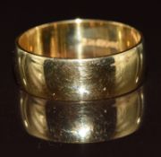 An 18ct gold wedding band / ring, 3.8g, size K
