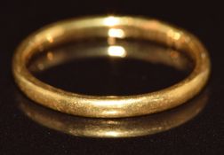 A 22ct gold wedding band / ring, 2.5g, size K
