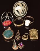 A 9ct gold ring set with two garnets and two pearls (one pearl missing, size N, 2.3g), a 9ct rose