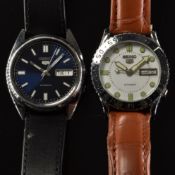 Two Seiko 5 gentleman's automatic wristwatches 7S26-0480 and 6139-0570 each with day and date