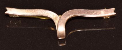 A 9ct gold ribbon brooch, 3g, 4.6cm