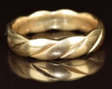 A 9ct gold wedding band / ring, 4.4g, size O