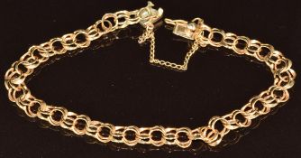 A 9ct gold bracelet made up of double circular links, 6.5g, 18cm long
