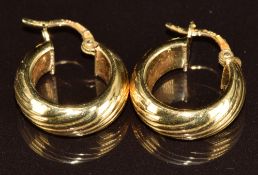 A pair of 18ct gold earrings with ridged decoration, 2.6g