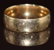 A 9ct gold wedding band / ring, 4g, size S
