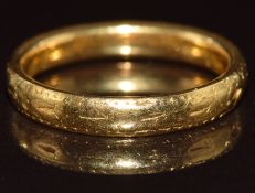 A 22ct gold wedding band / ring, 5.4g, size N