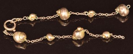 A 9ct gold bracelet made up of shell links, 3.7g, 17cm