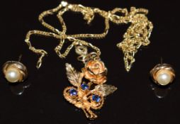 A 9ct gold pendant depicting a rose on 9ct chain and 9ct earrings set with faux pearls, 5.6g