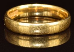 A 22ct gold wedding band / ring, 3.6g, size J