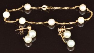 A 14k gold bracelet set with cultured pearls, with matching earrings, 5.2g, 18cm